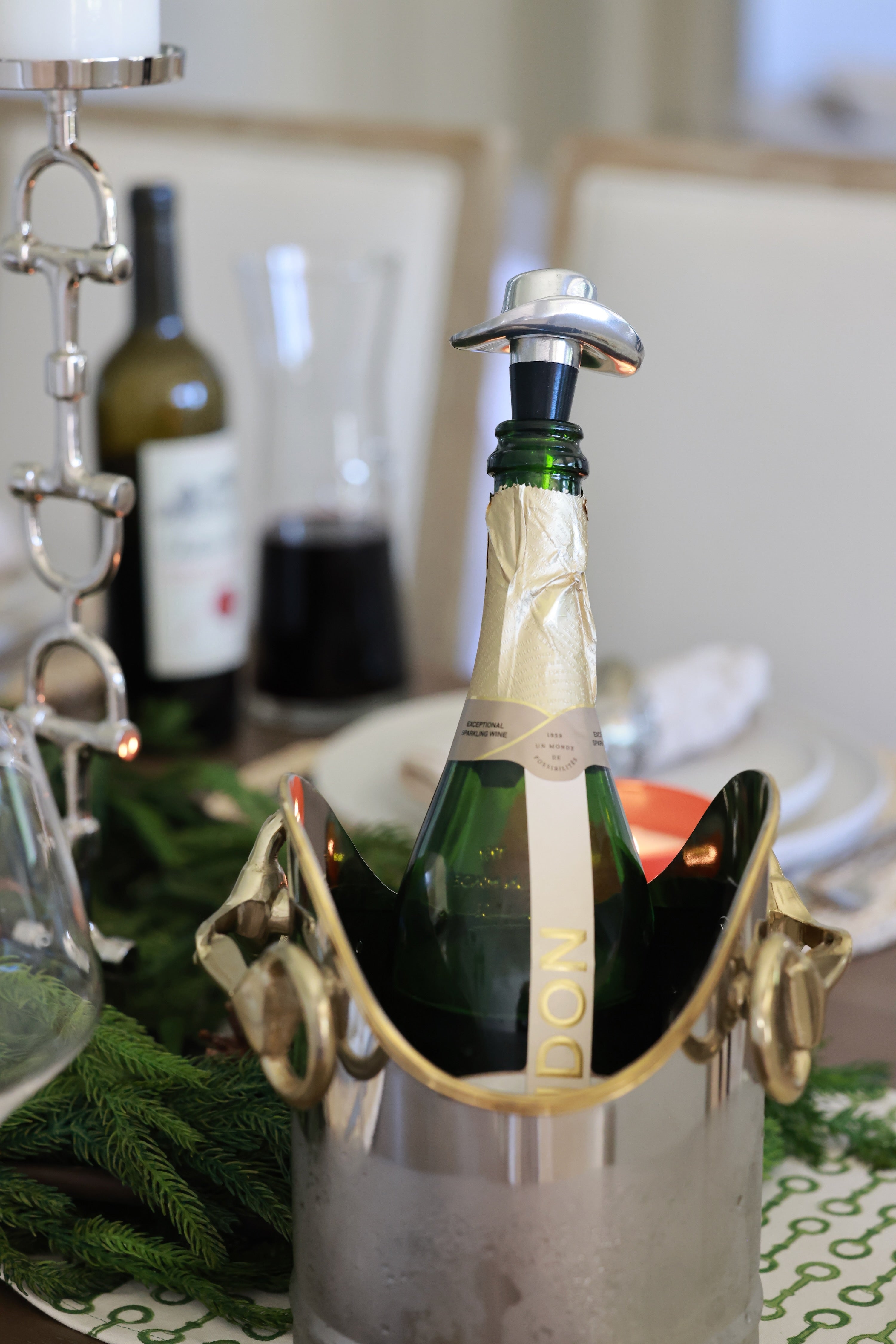 Cowboy Hat Bottle Stopper made from premium aluminum alloy, featuring a detailed western hat design with tilted edges. A stylish equestrian-inspired wine accessory perfect for barware, kitchen décor, or gifting to horse lovers.