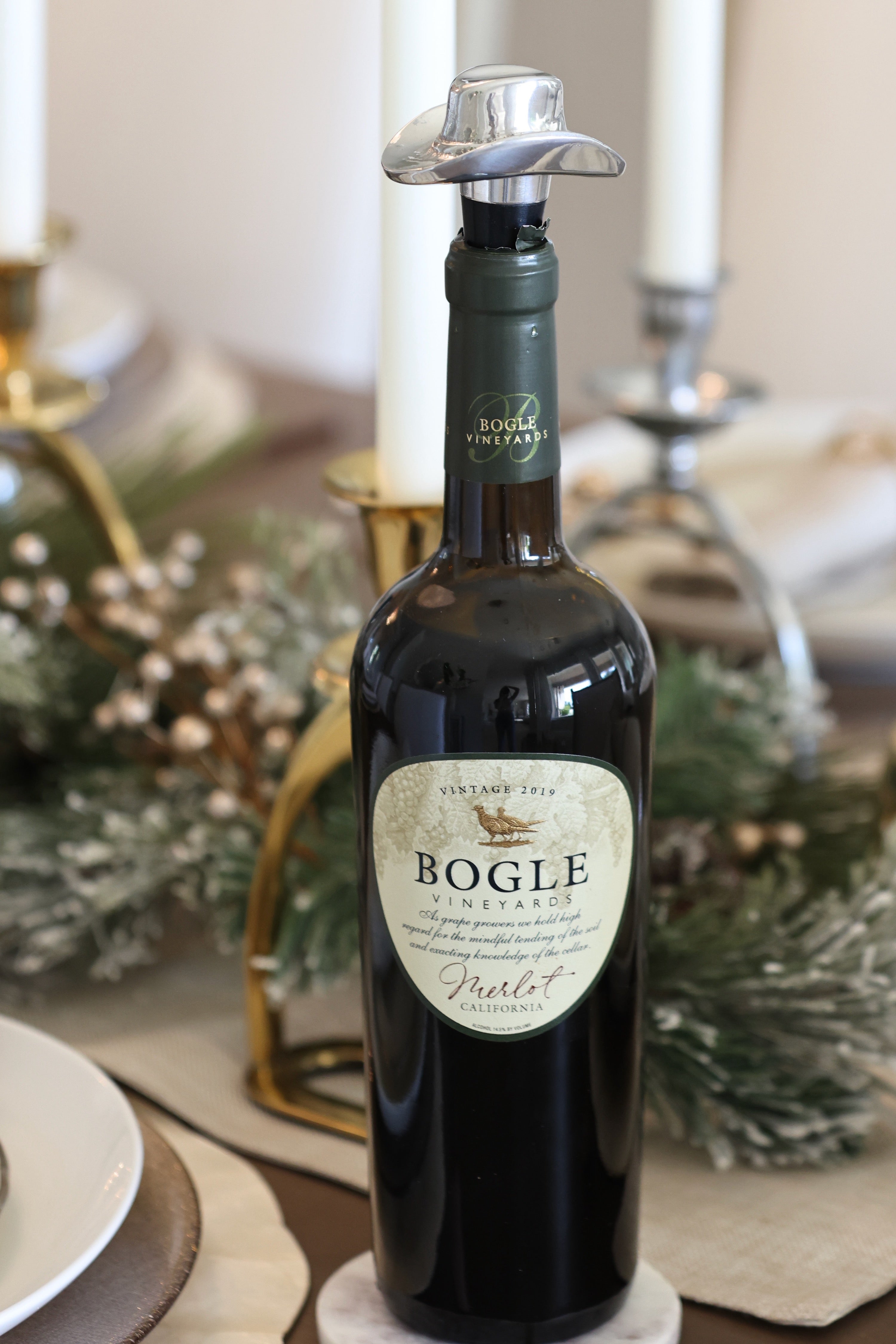 Cowboy Hat Bottle Stopper made from premium aluminum alloy, featuring a detailed western hat design with tilted edges. A stylish equestrian-inspired wine accessory perfect for barware, kitchen décor, or gifting to horse lovers.