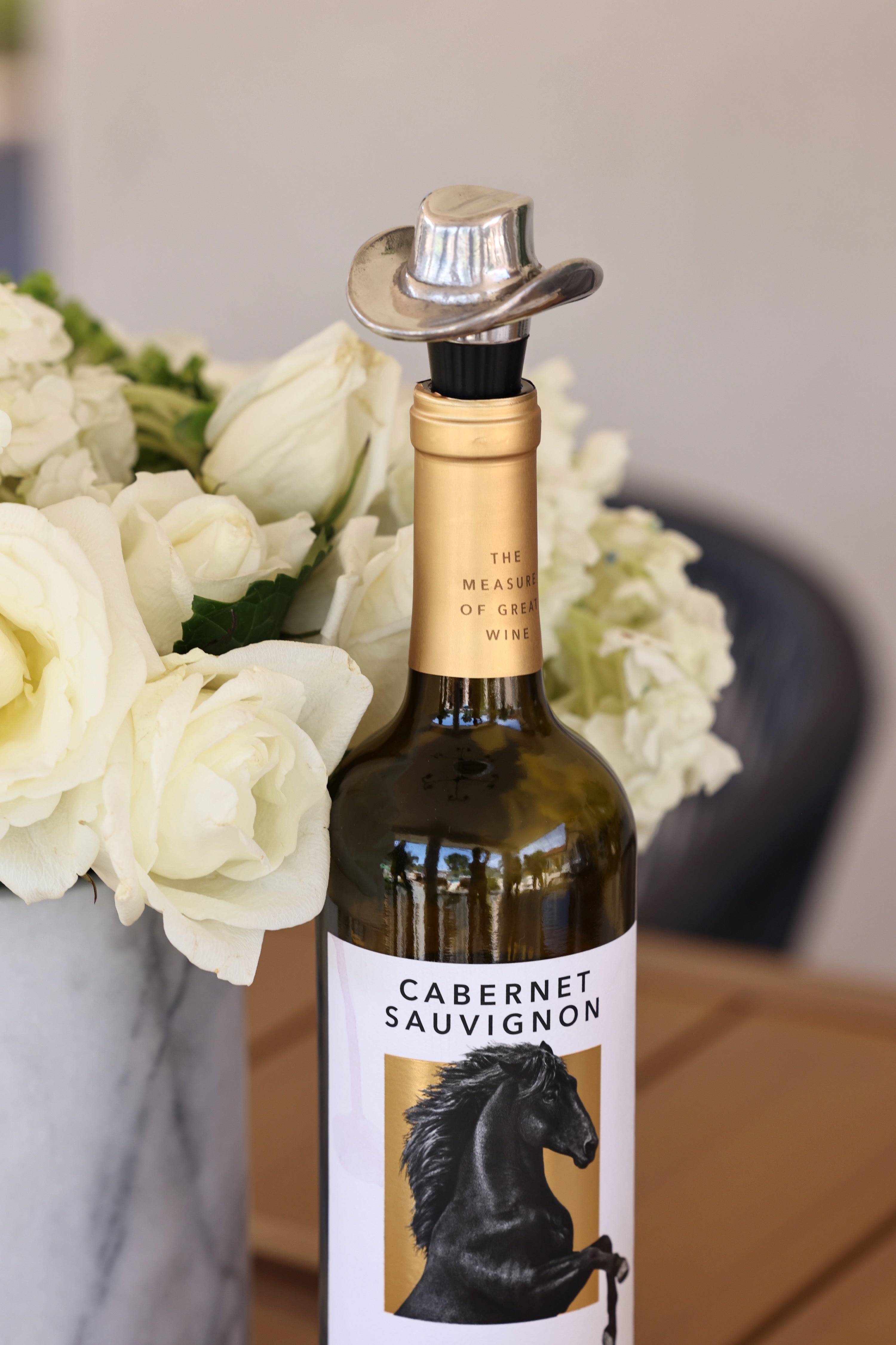 arthur court stylish equestrian cowboy hat wine stopper Cowboy Hat Bottle Stopper made from premium aluminum alloy, featuring a detailed western hat design with tilted edges. A stylish equestrian-inspired wine accessory perfect for barware, kitchen décor, or gifting to horse lovers.