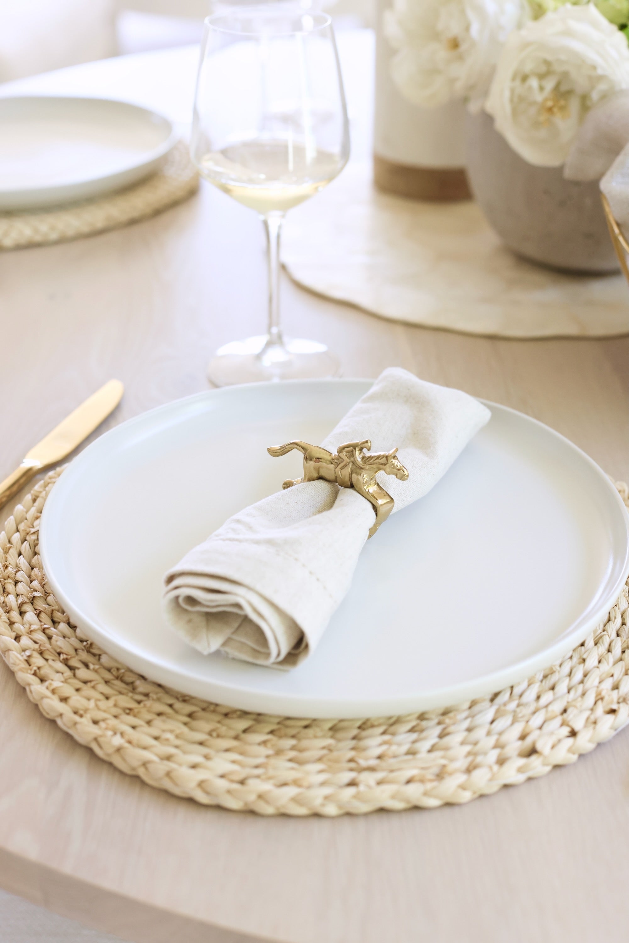 Pomegranate Jockey Napkin Ring Set - Gold Bring a touch of luxury to your table with the Gold Jockey Napkin Rings. This set of four features a stunning horse & jockey design that shines at every gathering. Ideal for formal dinners or casual brunches, these napkin rings are the perfect accessory to elevate your dining decor.