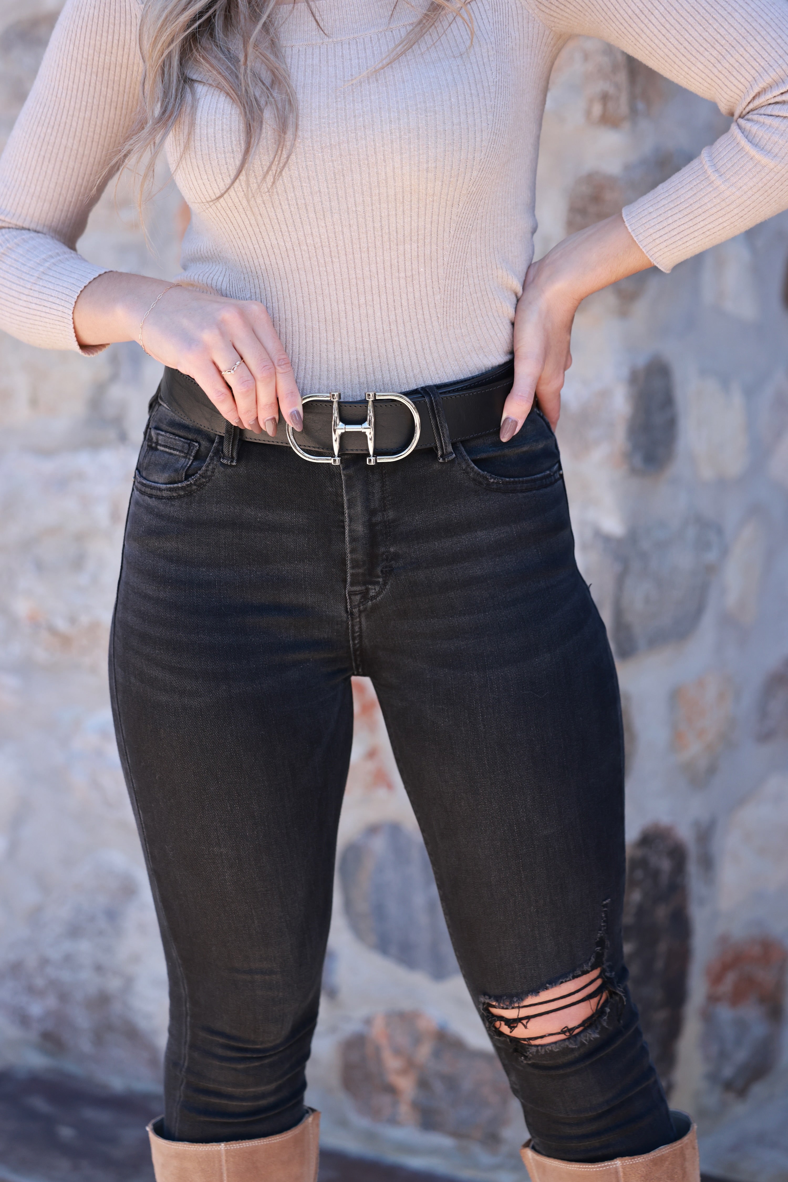 Kasi Belt in bold black Nappa leather featuring a polished silver D-ring buckle and multiple adjustment holes for a perfect fit. Crafted from vegetable-tanned Italian leather and ethically made in Canada — a sleek, equestrian-inspired wardrobe essential.