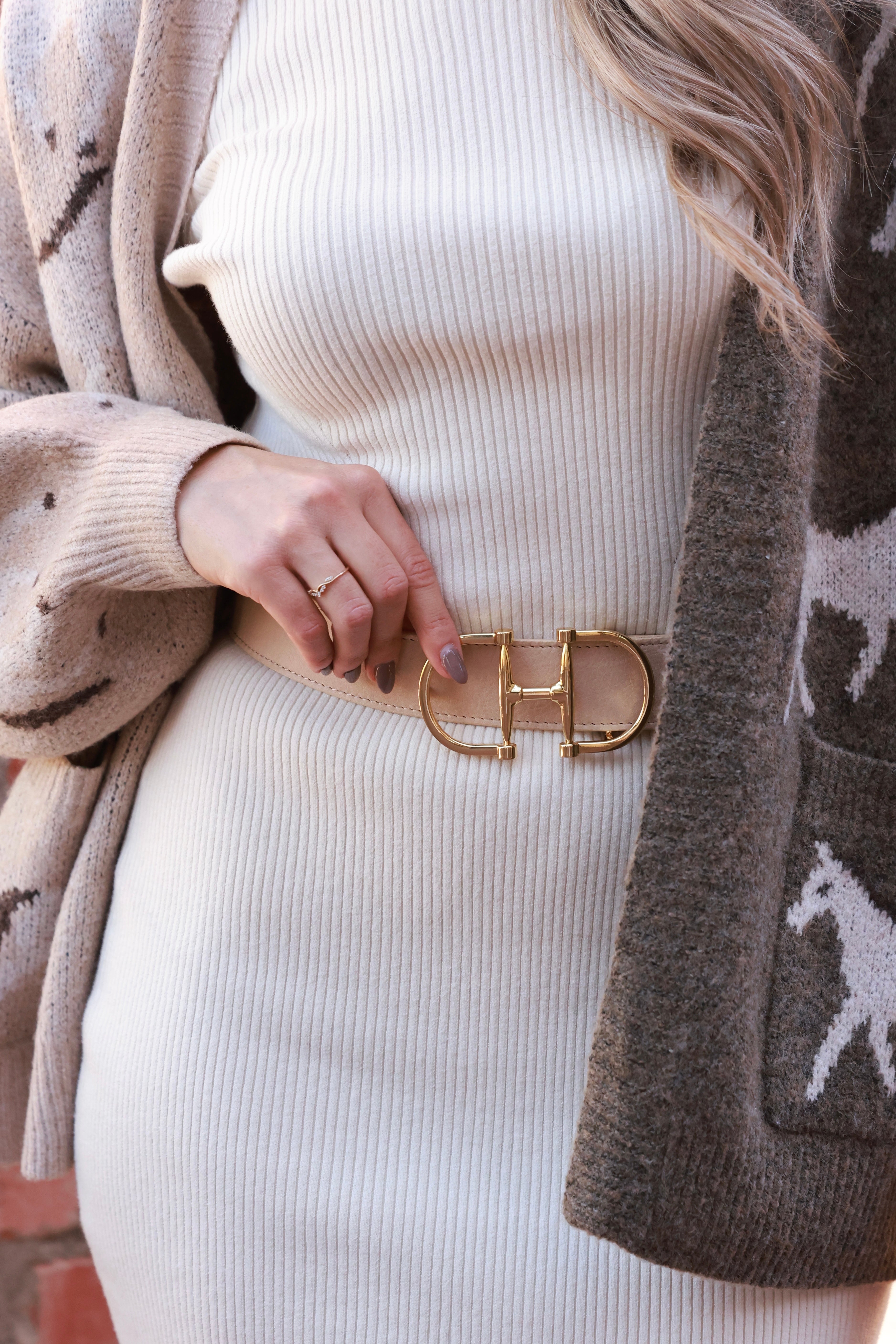 Kasi Belt in creamy nude Nappa leather featuring a polished gold D-ring buckle and multiple adjustment holes for the perfect fit. Ethically made in Canada with vegetable-tanned Italian leather — a timeless equestrian-inspired accessory.