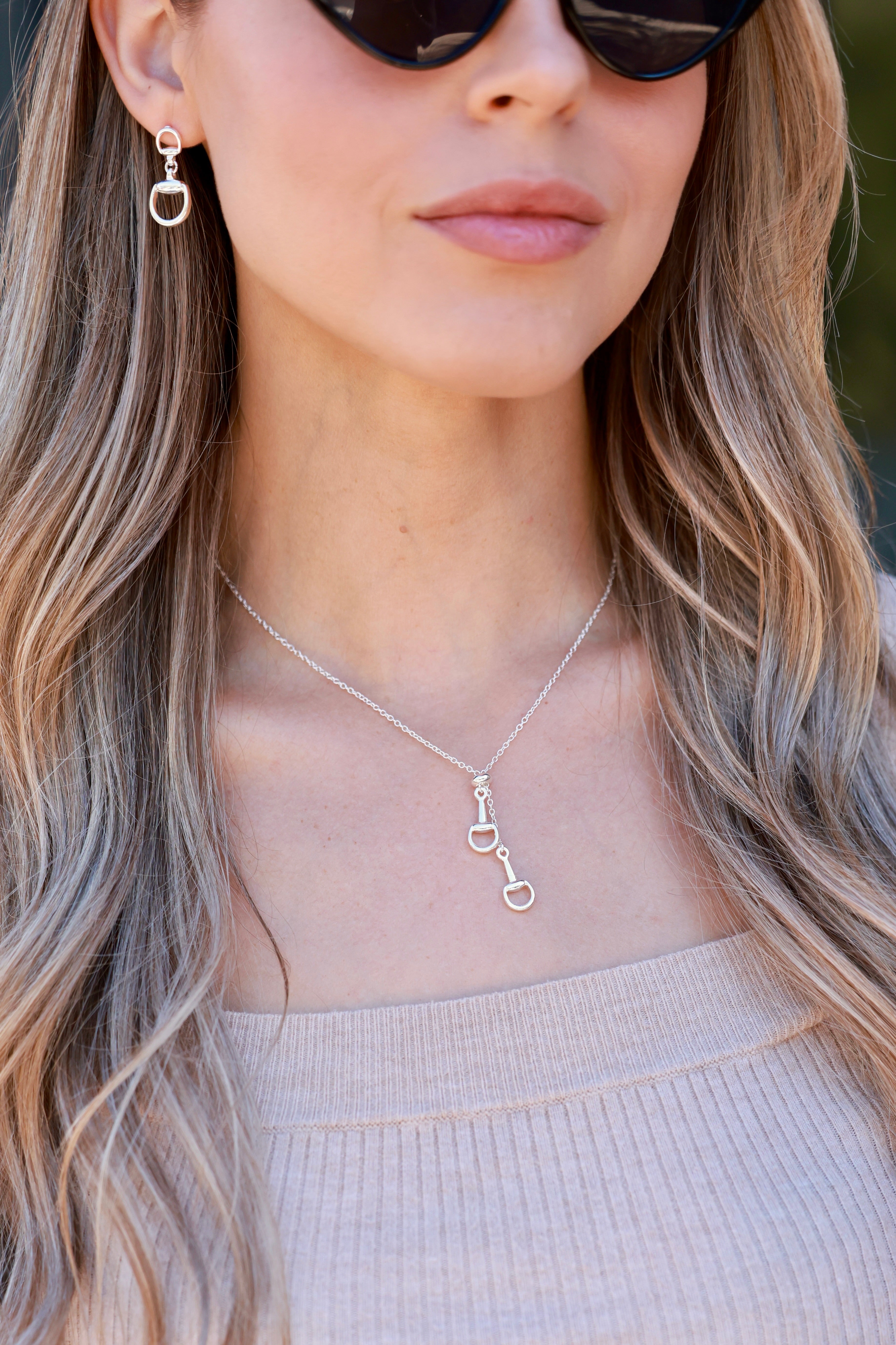 Silver equestrian necklace with adjustable sliding bead and horse bit pendants, dainty horse girl jewelry, minimalist horseshoe necklace, elegant gift for horse lovers.