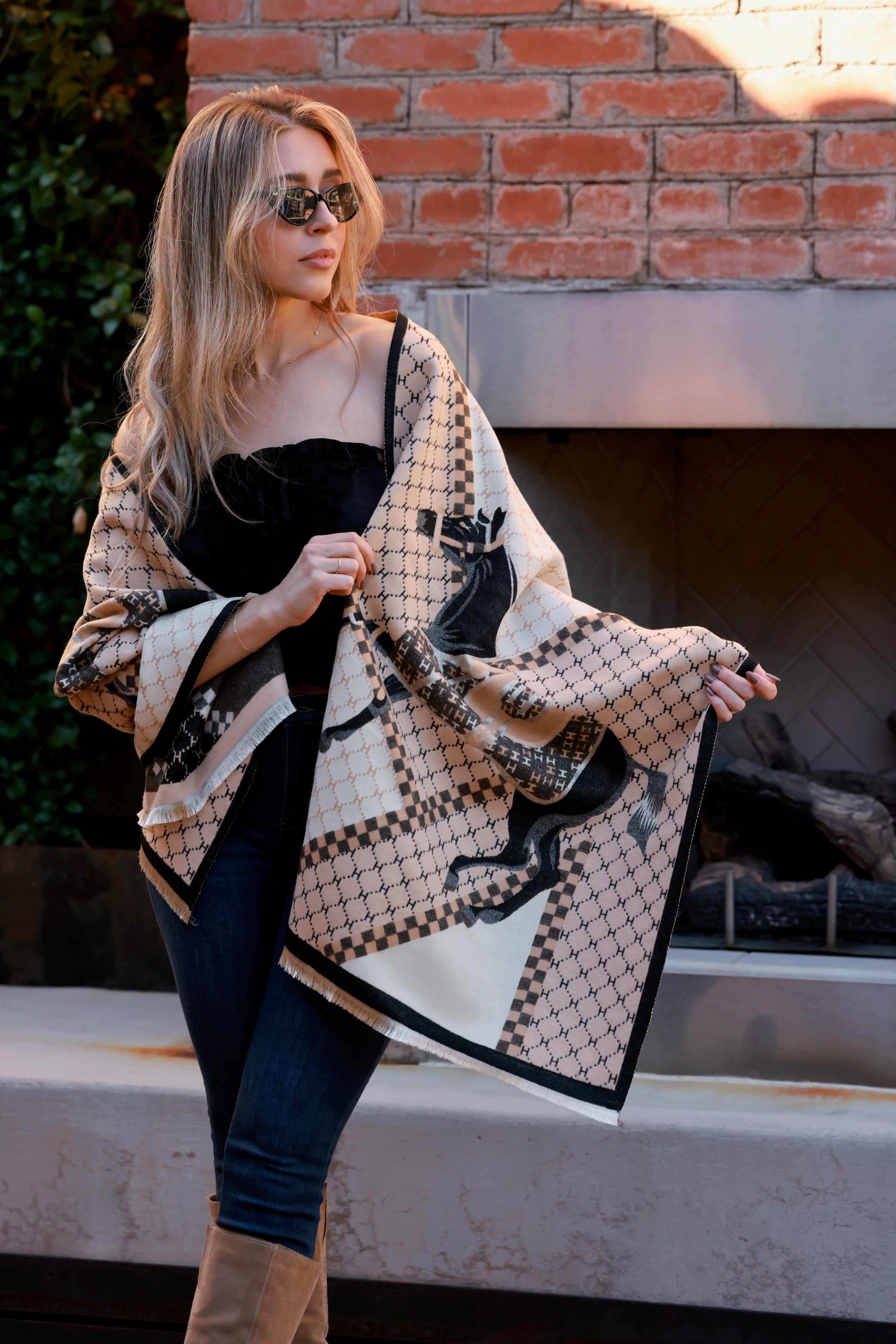 Lightweight equestrian scarf with delicate eyelash fringe and finished hems, styled for versatile wear — around the neck, as a headband, or tied to a bag. The Tatum Scarf adds a playful, horse-motif charm to any outfit.
