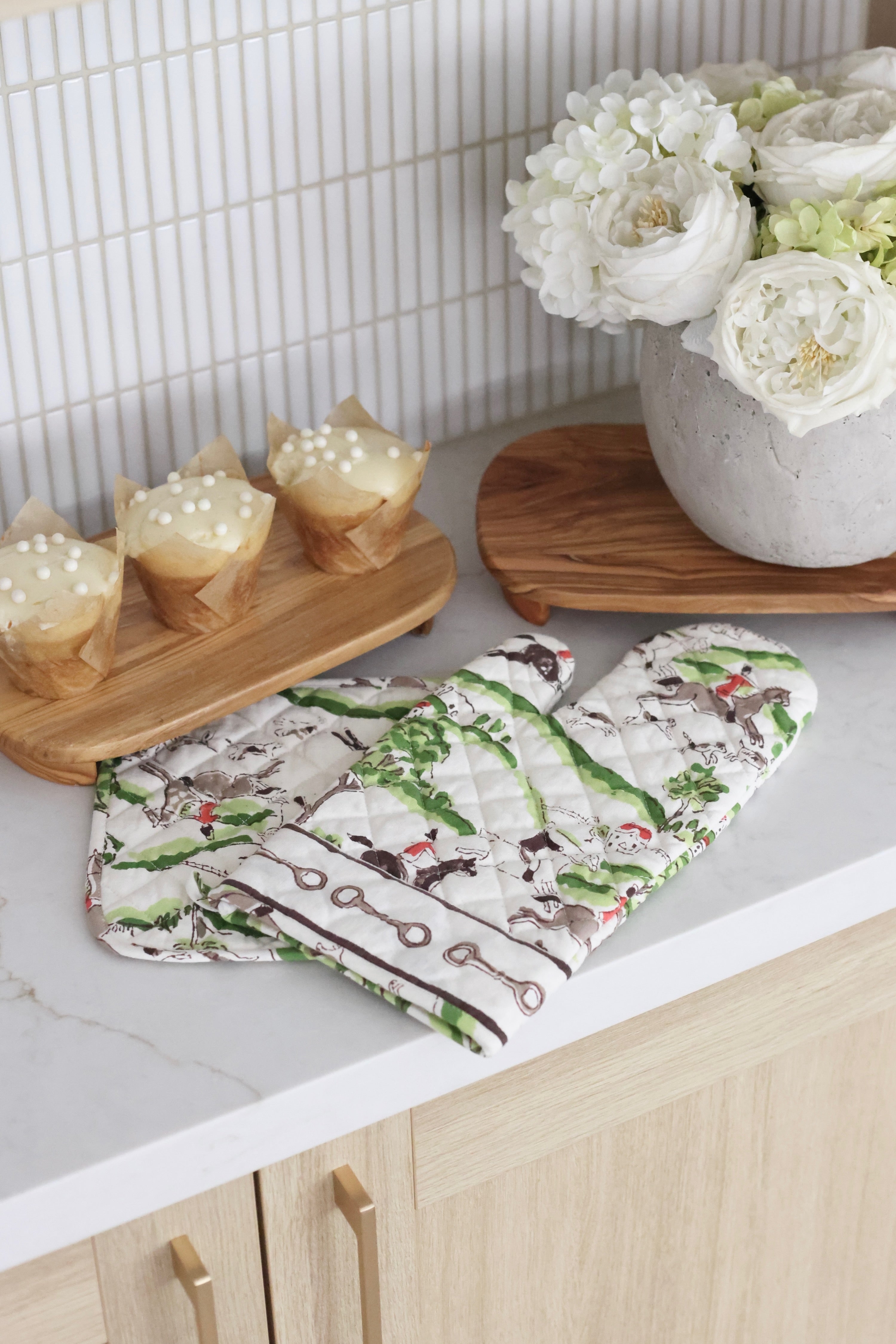 Pomegranate stylish equestrian The Hunt Scene Oven Mitt Set