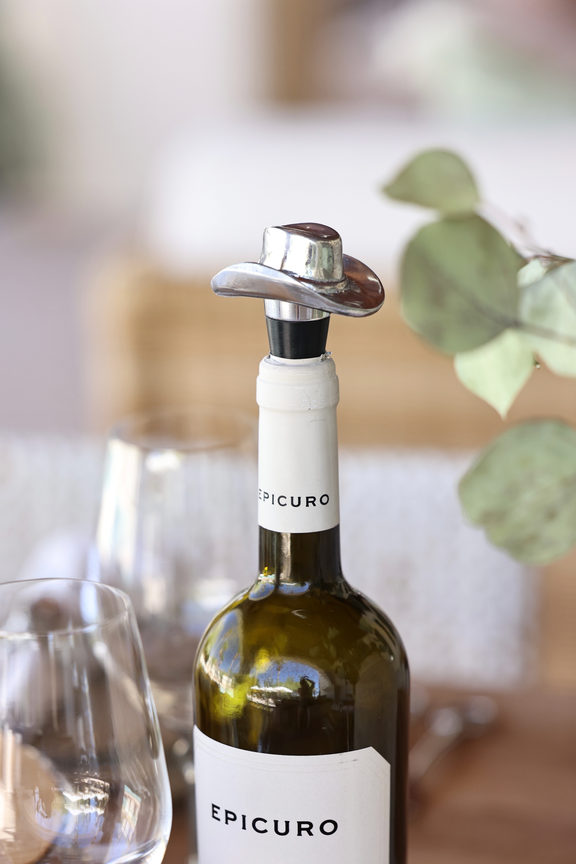 arthur court stylish equestrian cowboy hat wine stopper Cowboy Hat Bottle Stopper made from premium aluminum alloy, featuring a detailed western hat design with tilted edges. A stylish equestrian-inspired wine accessory perfect for barware, kitchen décor, or gifting to horse lovers.