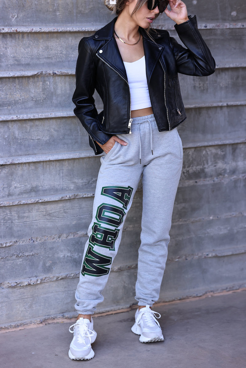 Sweatpants with Athletic Shoes Outfits For Women (27 ideas & outfits)