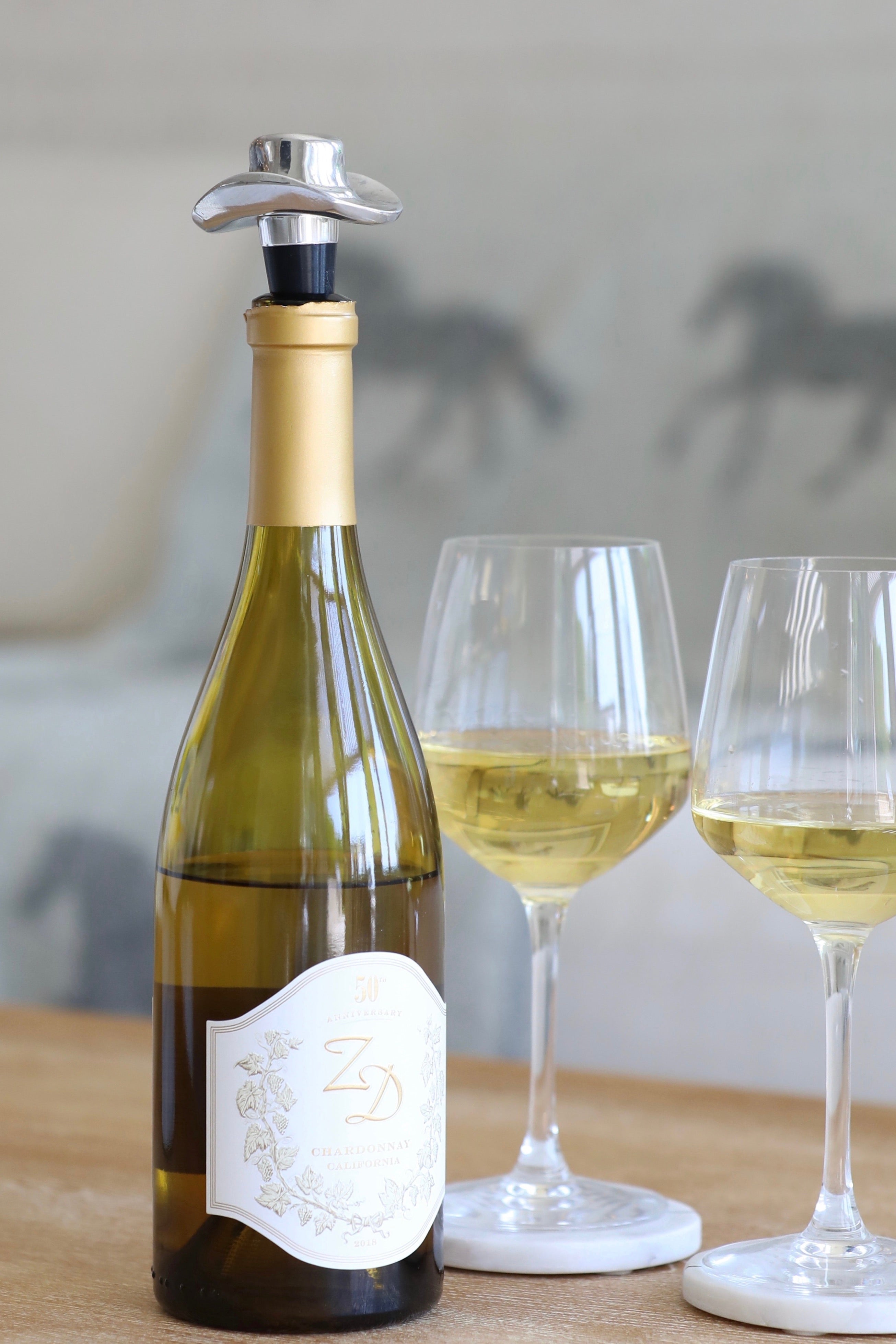 arthur court stylish equestrian cowboy hat wine stopper Cowboy Hat Bottle Stopper made from premium aluminum alloy, featuring a detailed western hat design with tilted edges. A stylish equestrian-inspired wine accessory perfect for barware, kitchen décor, or gifting to horse lovers.