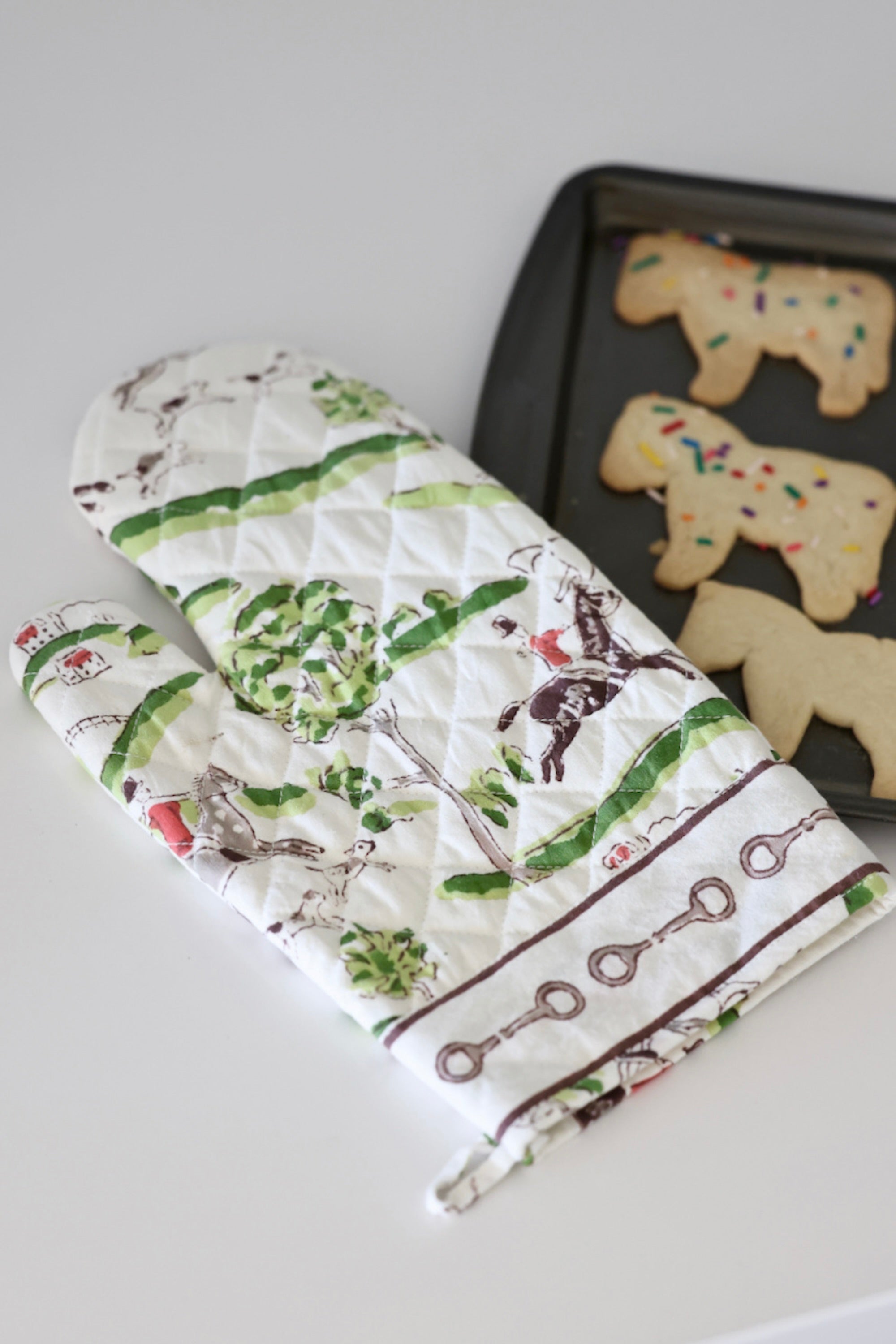 The Hunt Scene Oven Mitt Set