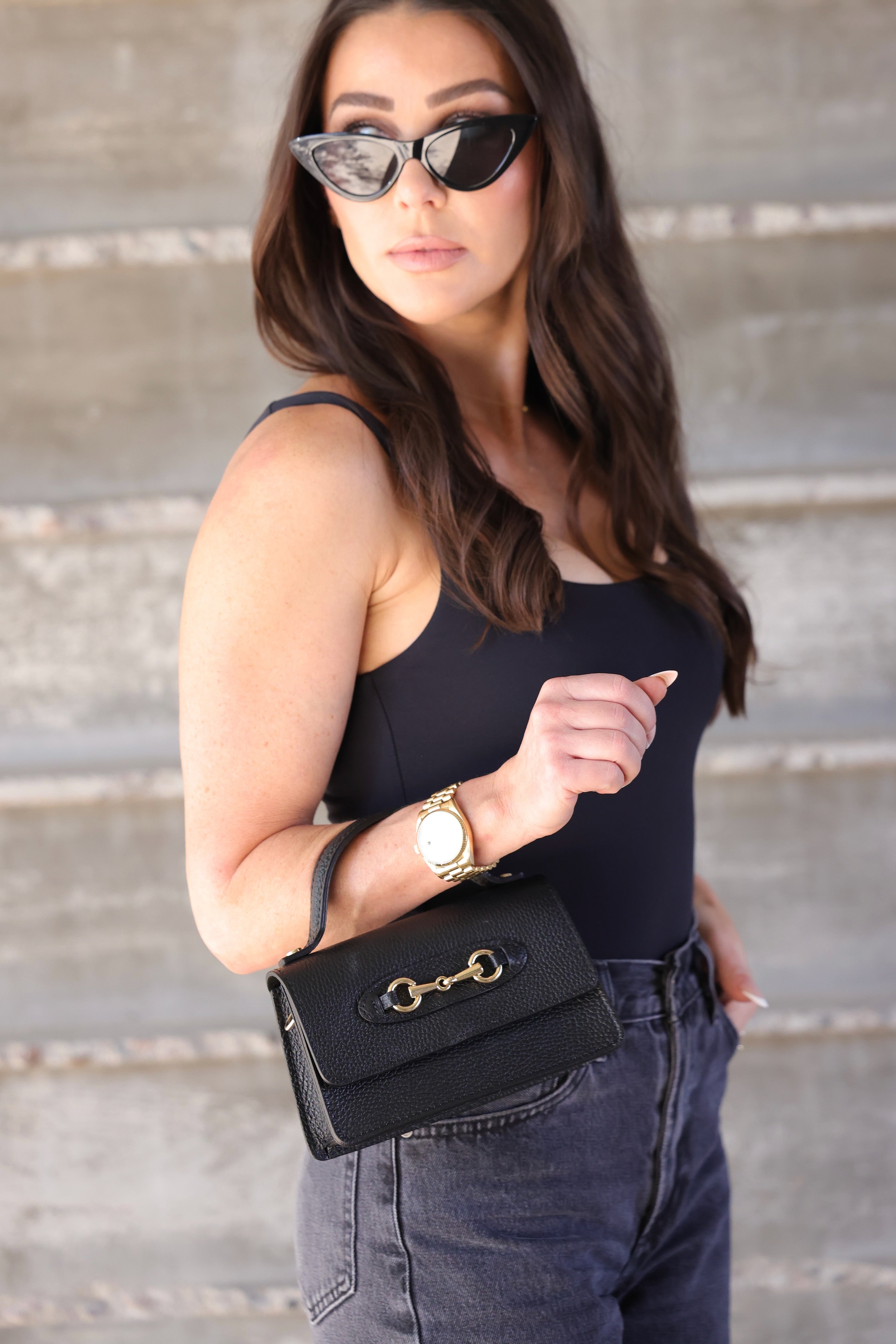 modarno stylish equestrian ava leather bag black horse bit. The bag is made of genuine cowhide and is underlined by golden details, such as the horse-clamp buckle and the shoulder chain. Simple and elegant 