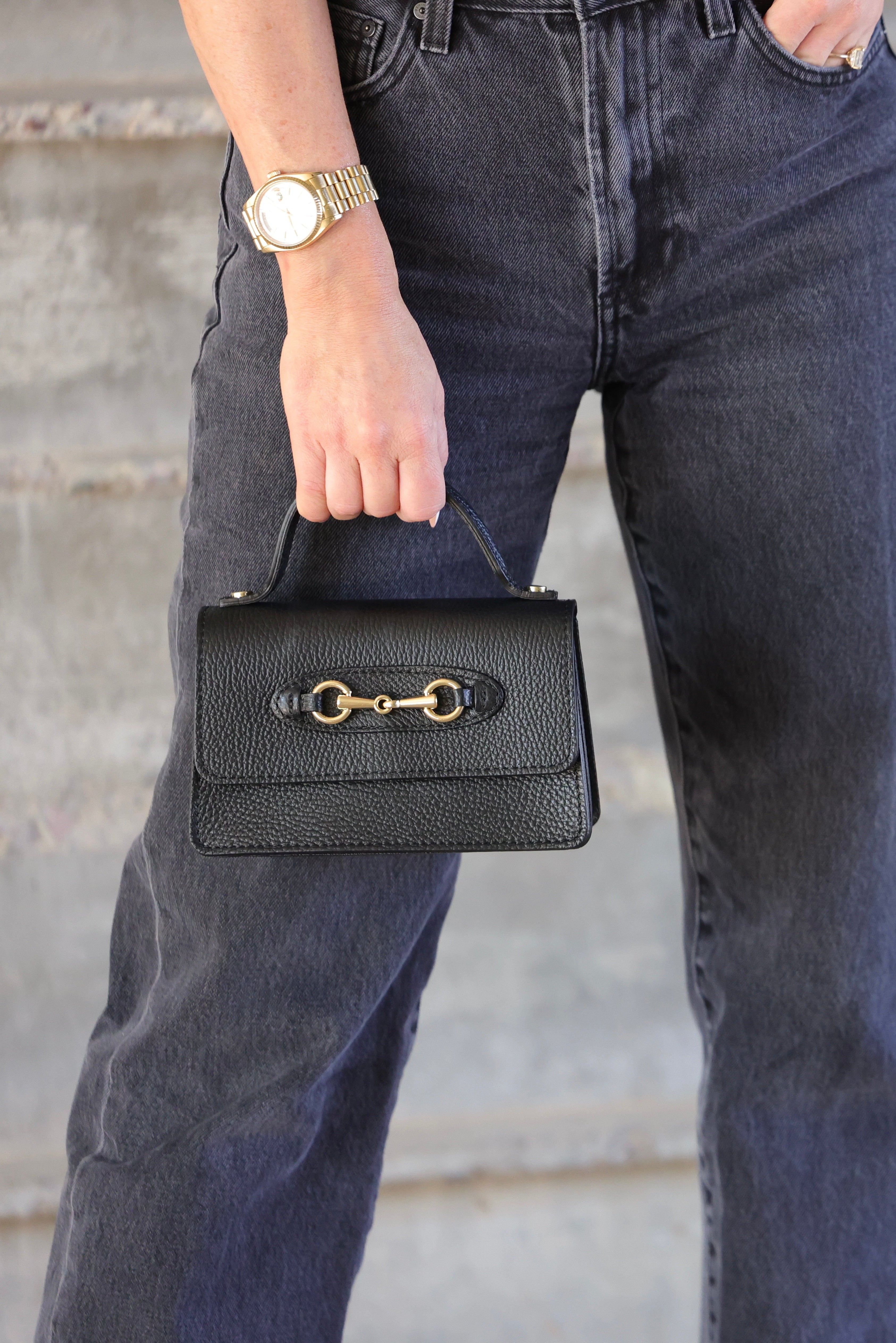 modarno stylish equestrian ava leather bag black horse bit. The bag is made of genuine cowhide and is underlined by golden details, such as the horse-clamp buckle and the shoulder chain. Simple and elegant 