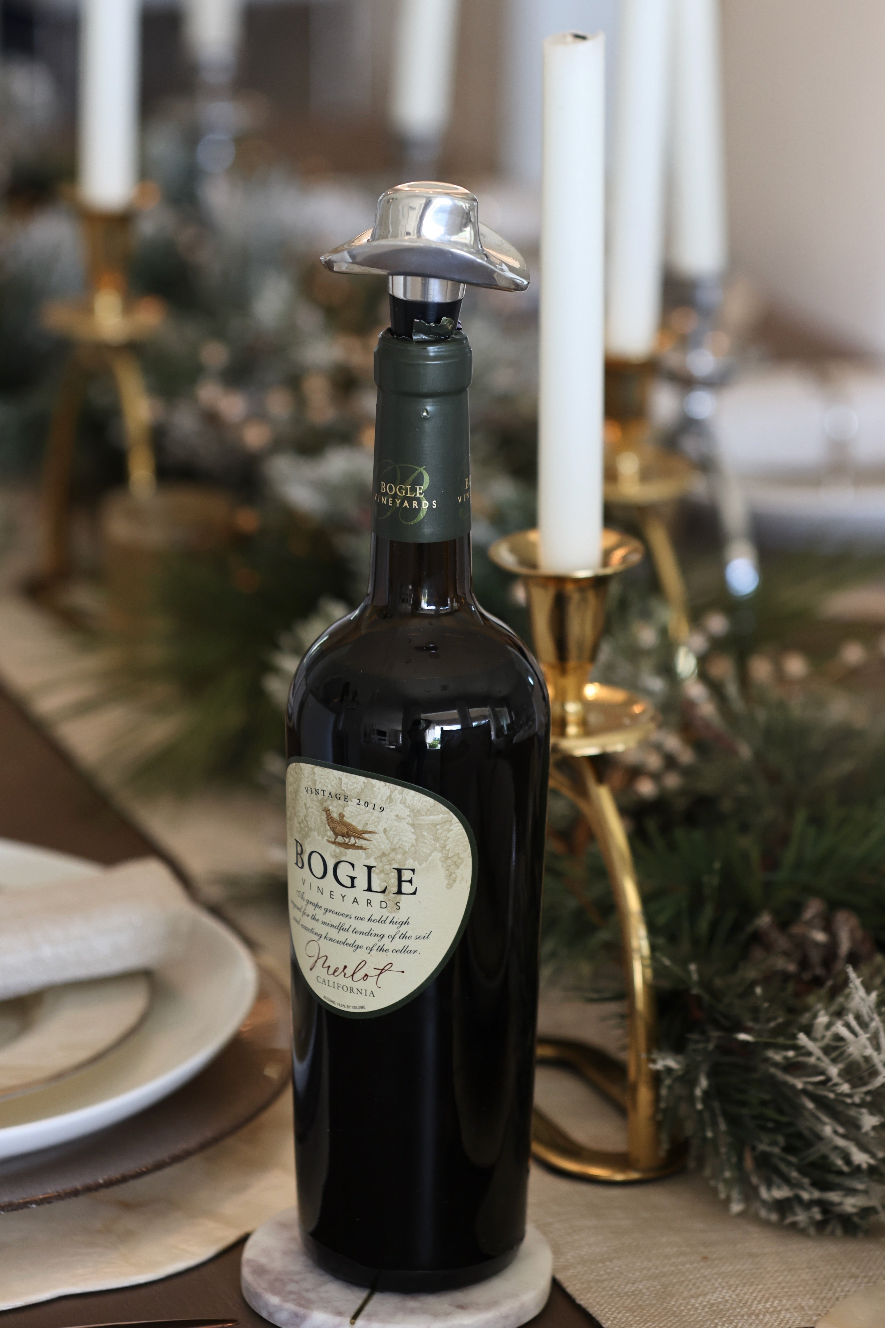 Cowboy Hat Bottle Stopper made from premium aluminum alloy, featuring a detailed western hat design with tilted edges. A stylish equestrian-inspired wine accessory perfect for barware, kitchen décor, or gifting to horse lovers.