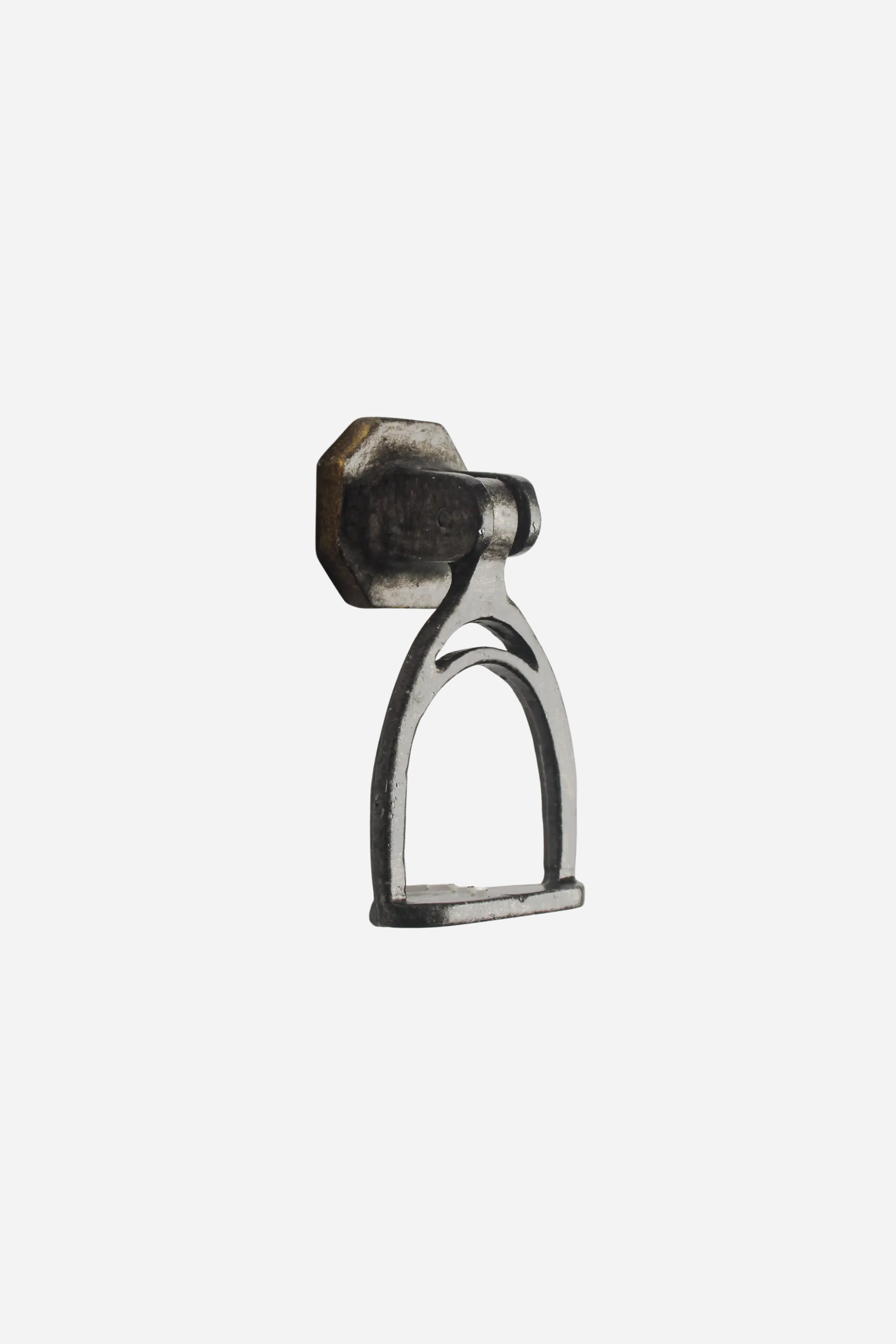 Silver metal stirrup-shaped drawer knob with a geometric mounting bracket, displayed on a white background. Features a vintage-inspired finish in grey and gold, crafted from durable metal for a rustic equestrian look. Measures 4 cm long, 5.5 cm wide, and 6.5 cm tall — perfect for upgrading drawers, cabinets, and cupboards with a chic, horsey touch.