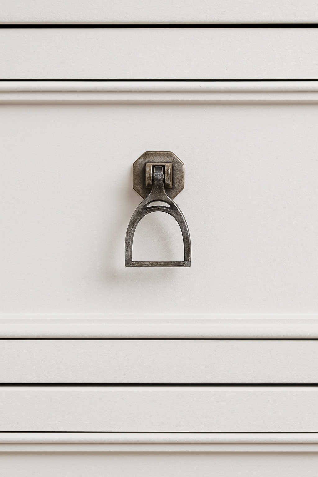 Silver metal stirrup-shaped drawer knob with a geometric mounting bracket, displayed on a white background. Features a vintage-inspired finish in grey and gold, crafted from durable metal for a rustic equestrian look. Measures 4 cm long, 5.5 cm wide, and 6.5 cm tall — perfect for upgrading drawers, cabinets, and cupboards with a chic, horsey touch.