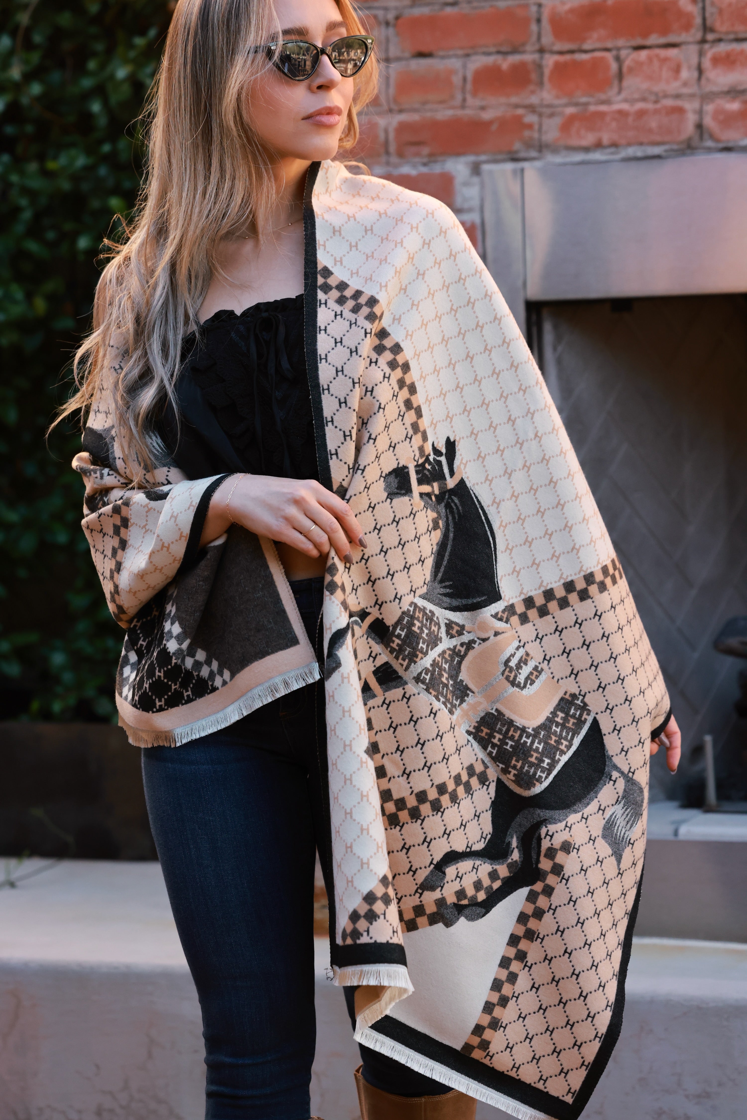 Lightweight equestrian scarf with delicate eyelash fringe and finished hems, styled for versatile wear — around the neck, as a headband, or tied to a bag. The Tatum Scarf adds a playful, horse-motif charm to any outfit.
