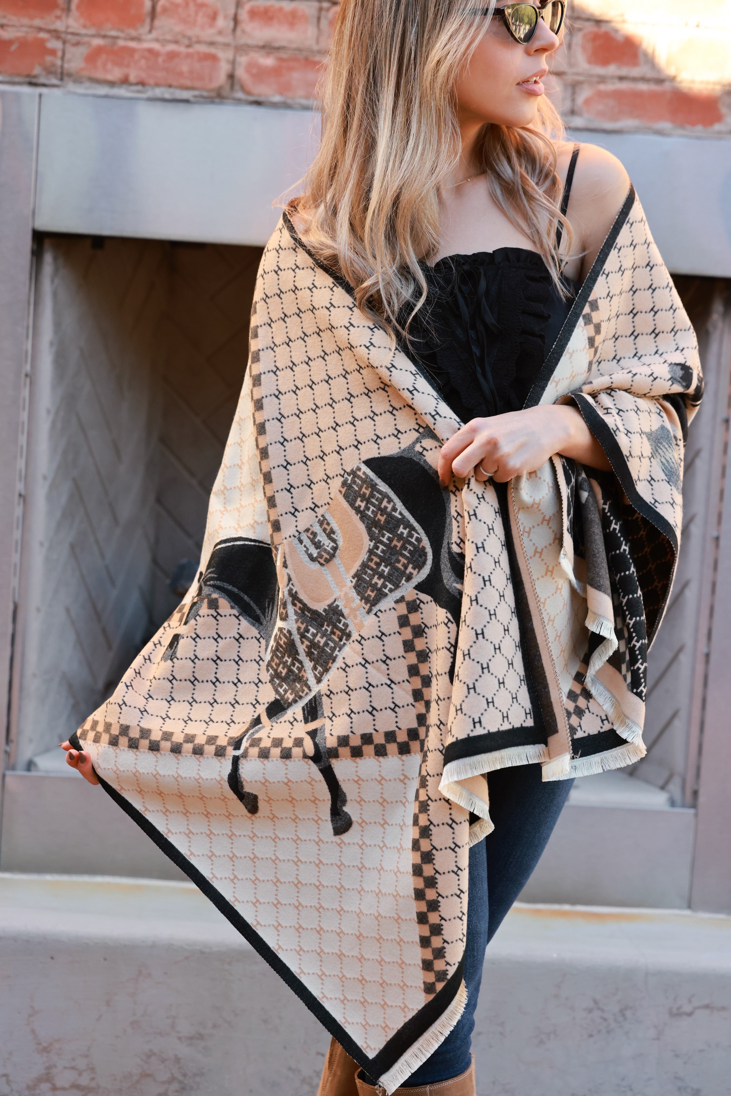 Lightweight equestrian scarf with delicate eyelash fringe and finished hems, styled for versatile wear — around the neck, as a headband, or tied to a bag. The Tatum Scarf adds a playful, horse-motif charm to any outfit.