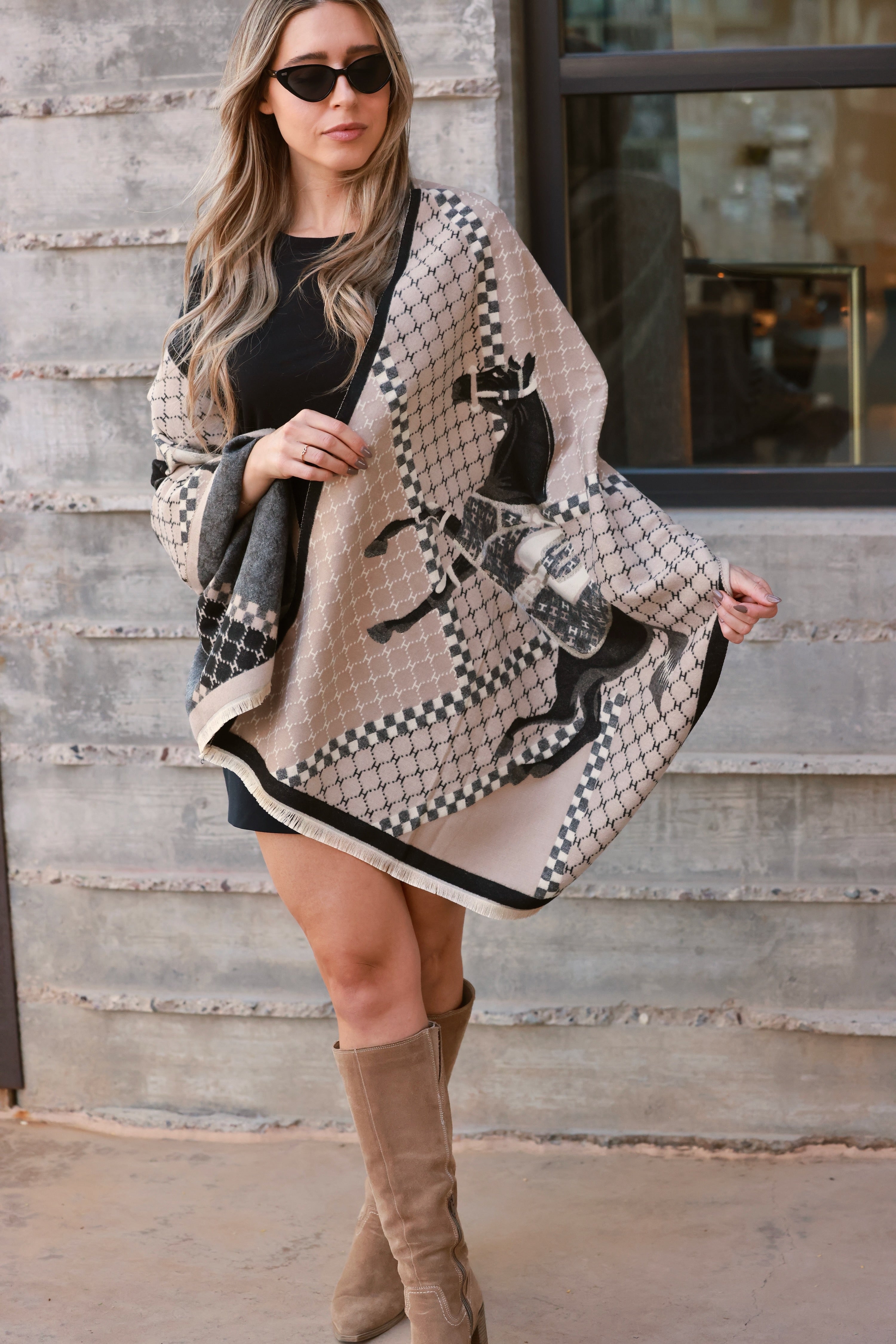 Lightweight equestrian scarf with delicate eyelash fringe and finished hems, styled for versatile wear — around the neck, as a headband, or tied to a bag. The Tatum Scarf adds a playful, horse-motif charm to any outfit.