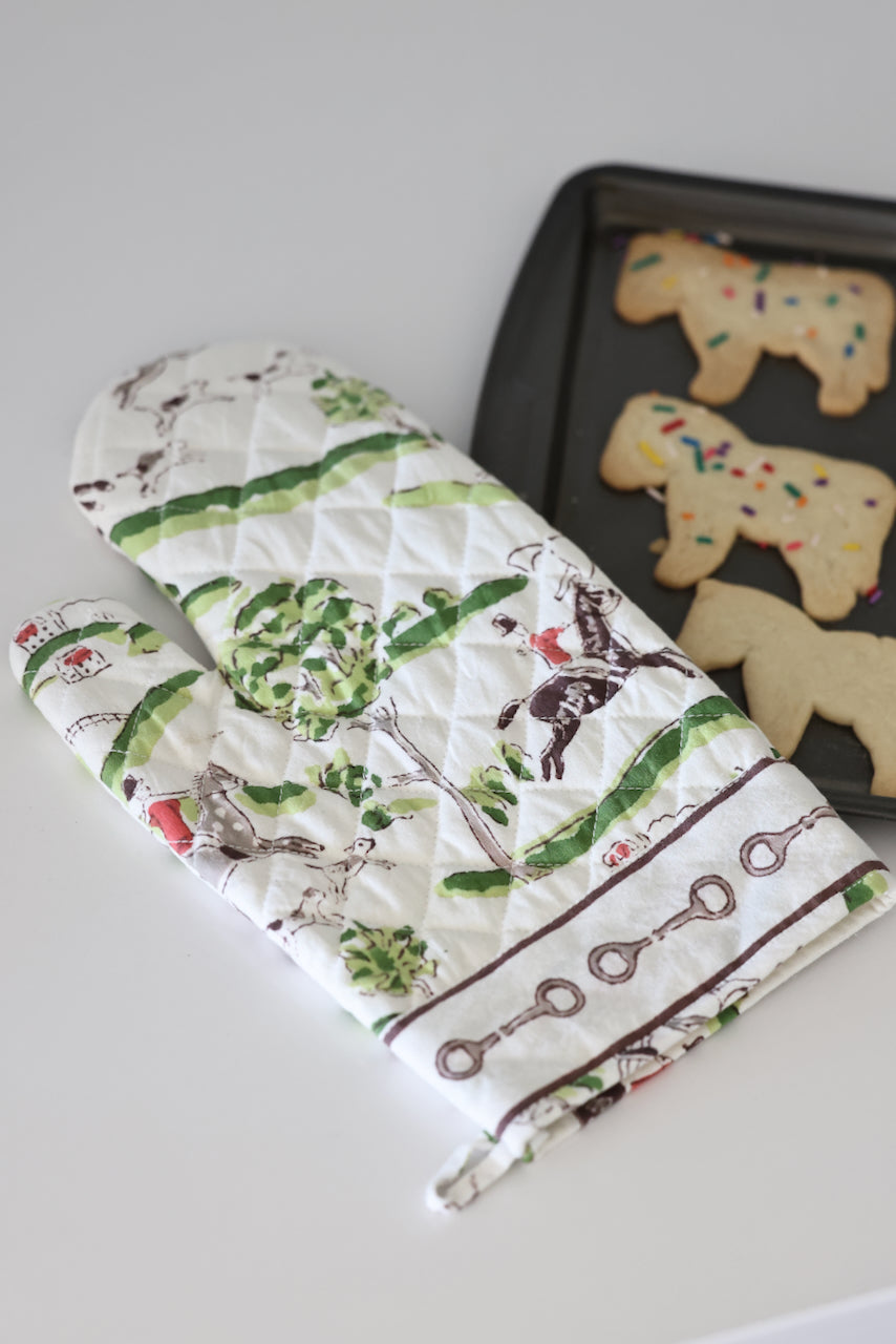 Hunt Scene Green Ribbon Oven Mitt Set