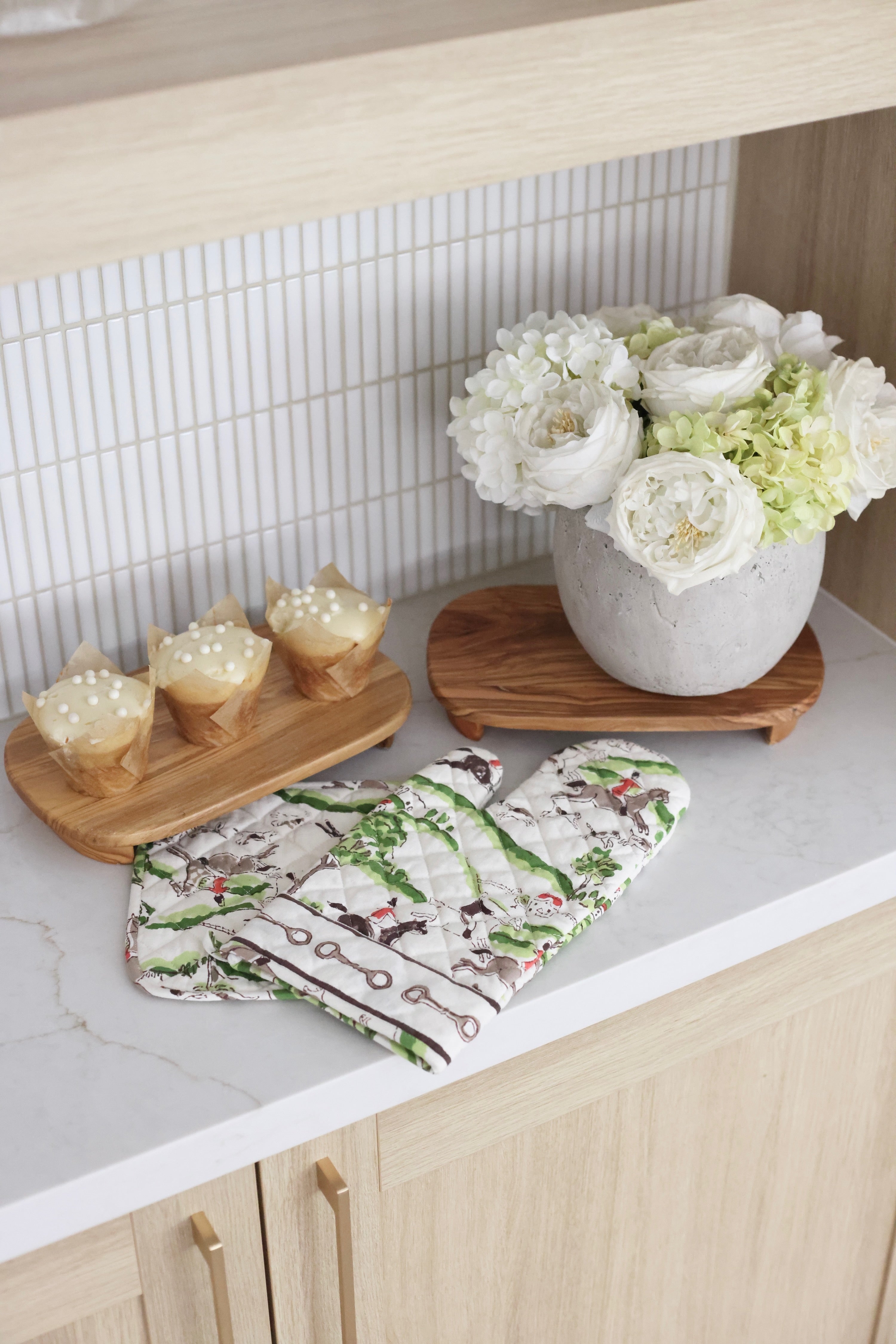 Pomegranate The Hunt Scene Oven Mitt Set