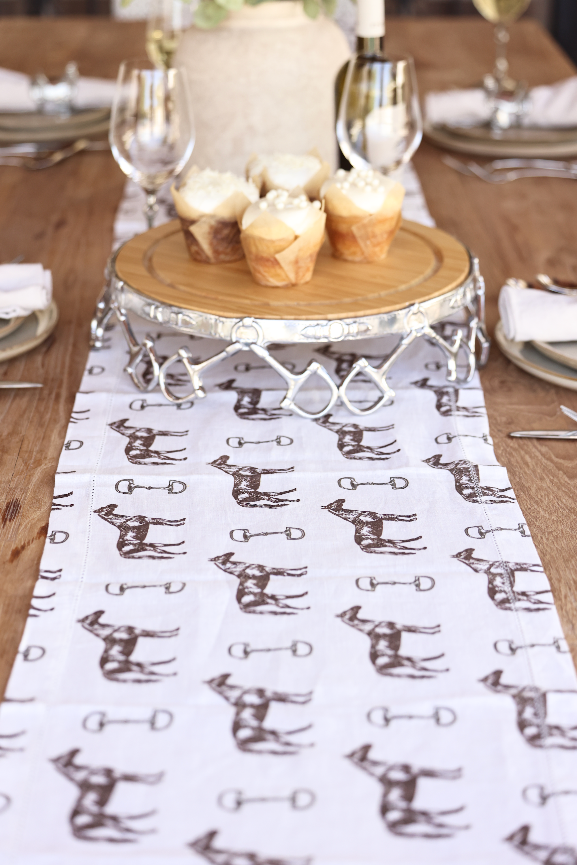 pomegranate inc. stylish equestrian horse and snaffle linen table runner