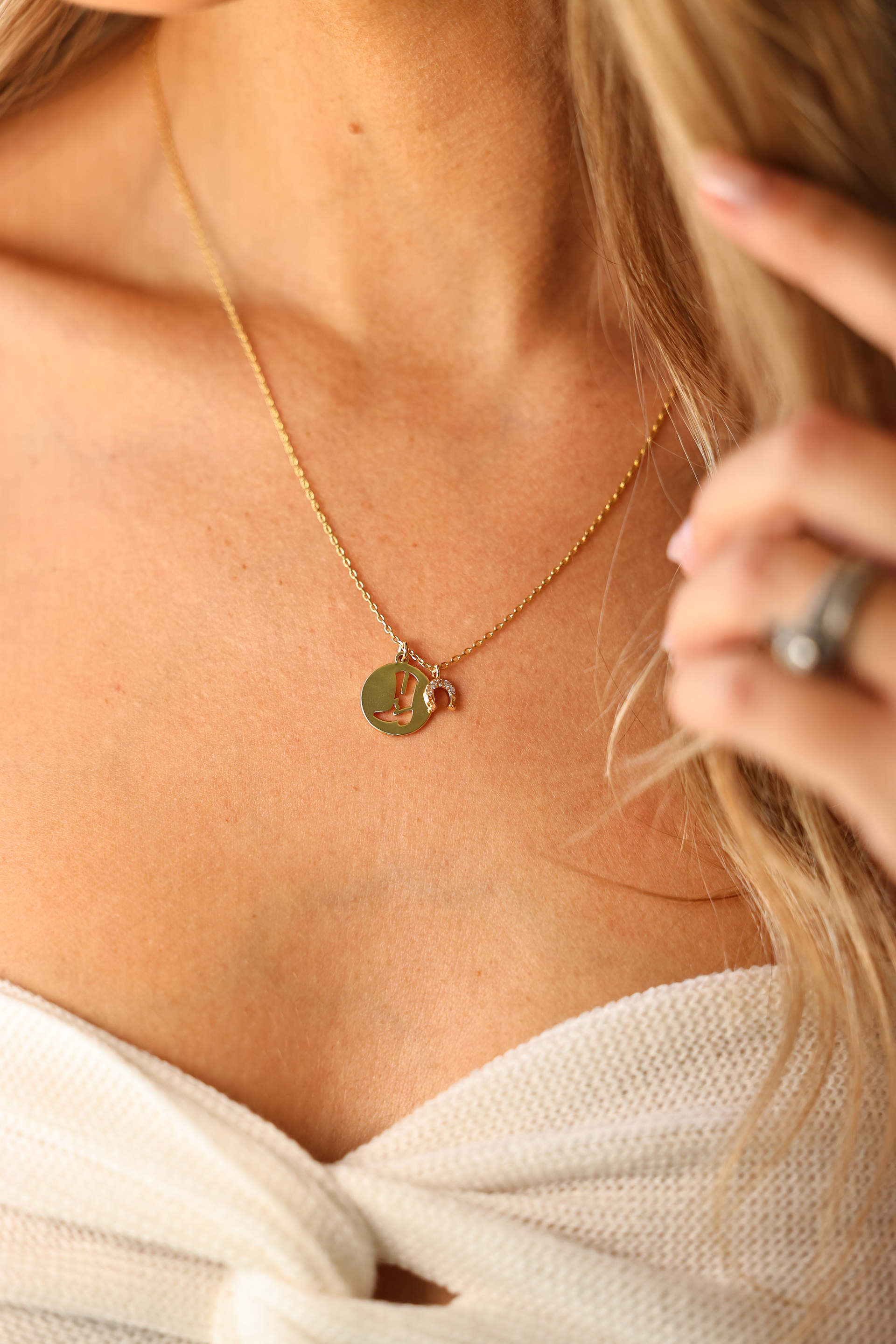 ミュージシャン MACARONI WESTERNS HORSE SHOE NECKLACE Equestrian Jewelry pearl and gold horseshoe pendant NKHS657